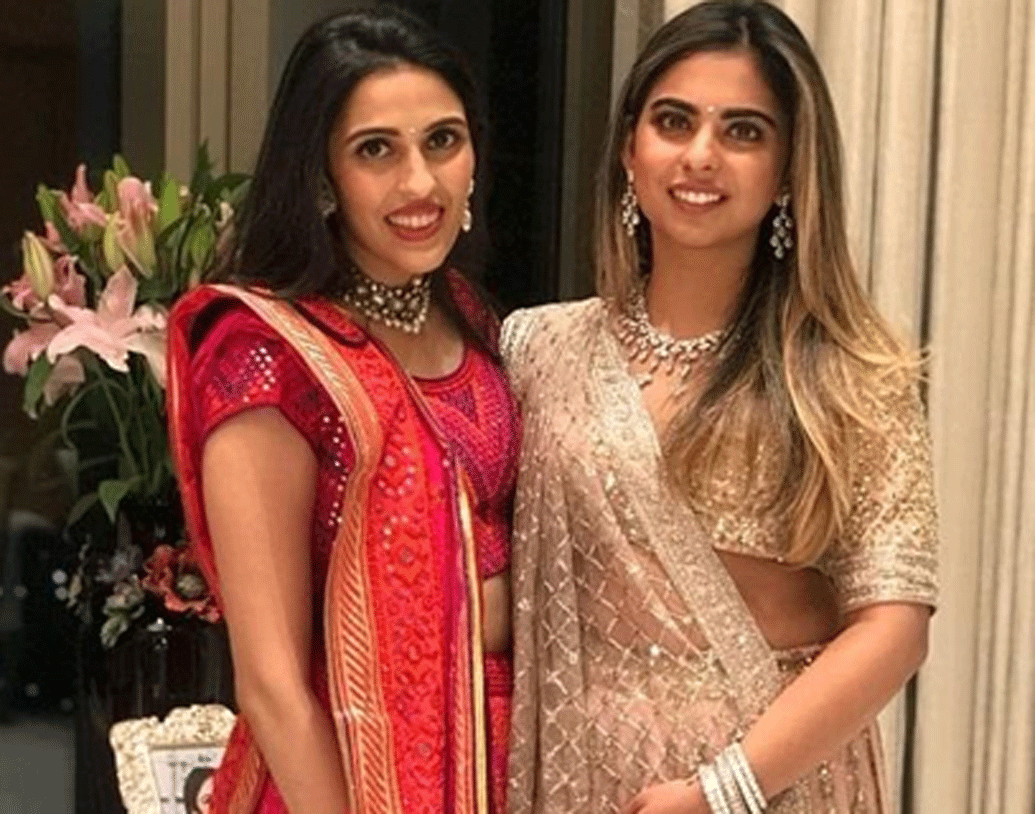 সেই অনুষ্ঠানে নীতা অম্বানি থেকে বড় বৌমা শ্লোকা মেহতা— প্রত্যেকেই ডিজাইনার অনামিকা খন্নার পোশাকে প্রাচ্য পাশ্চাত্যের মিশেলে সেজেছিলেন। কিন্তু হবু ছোট বৌমা রাধিকা মার্চেন্ট তা করেননি।