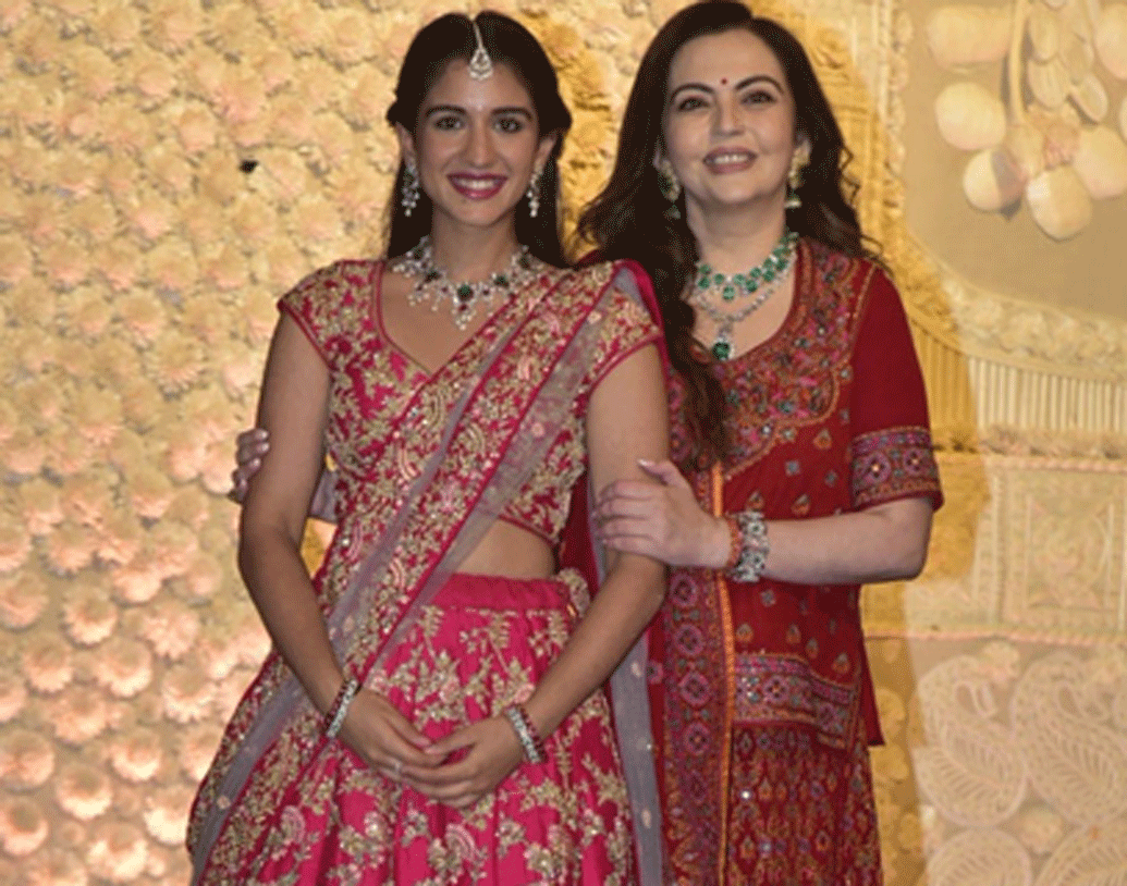 প্রত্যেকটা অনুষ্ঠানেই নীতা অম্বানী বড় বৌমা শ্লোকা এবং হবু বৌমা রাধিকাকে আগলে রাখেন। তাঁদের পোশাক তৈরির জন্য ডিজাইনারকে খবর দেওয়া হয়।