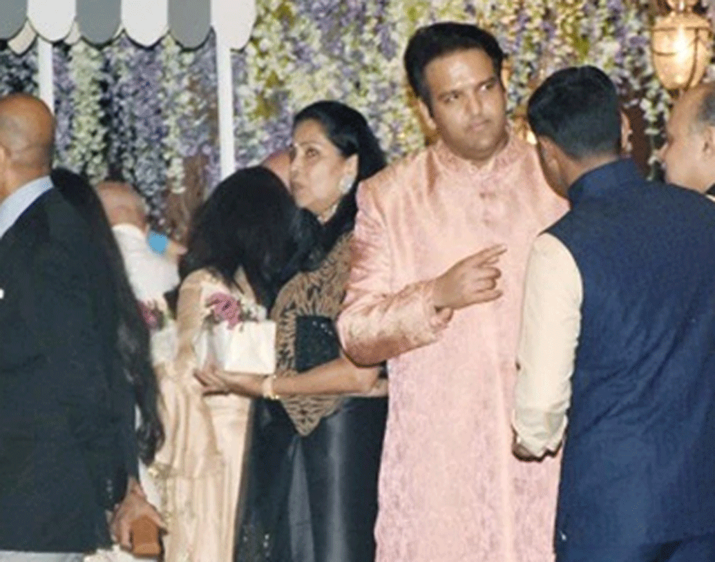 ঈশার স্বামী আনন্দ পিরামল পরেছিলেন ব্রোকেডের কাজ করা হালকা গোলাপি পাঞ্জাবি। নীতা অম্বানীও সেজেছিলেন ডিজাইনার লেহঙ্গায়।