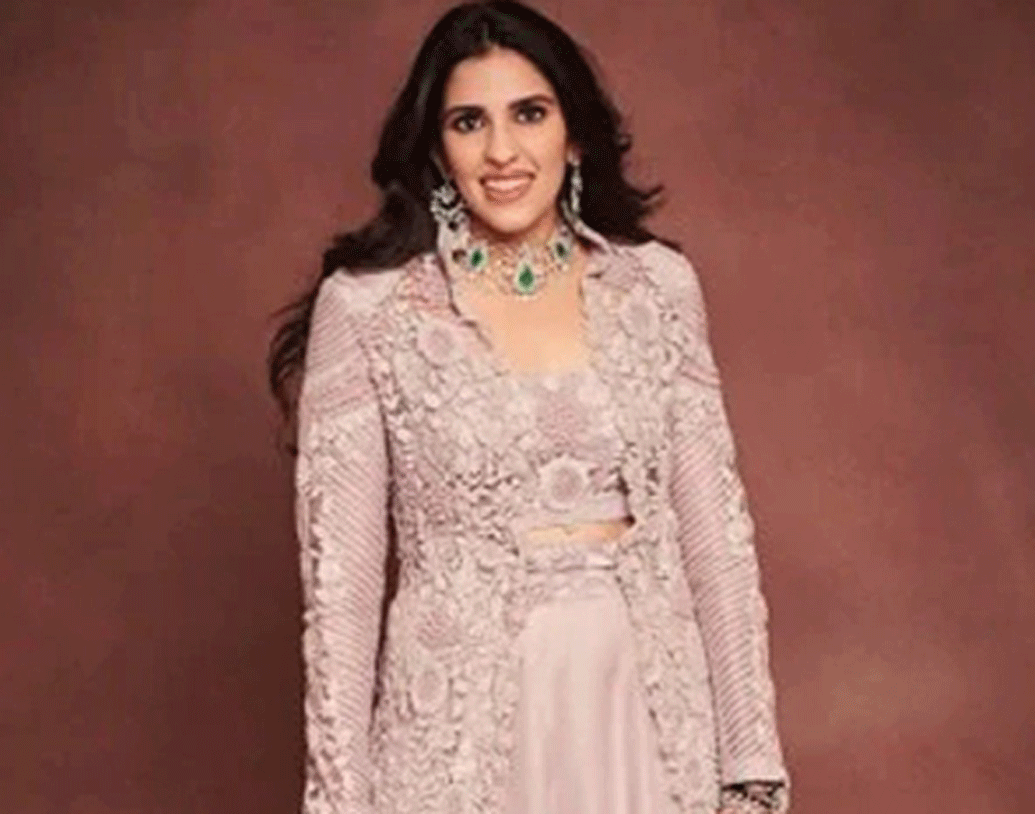 ঈশার মতোই হালকা রঙের পোশাক পছন্দ করেছেন তাঁর বাল্যবন্ধু শ্লোকাও। মুকেশ অম্বানীর বড় বৌমা শ্লোকা পরেছিলেন আইভরি এবং সাদার কম্বিনেশনে প্যারালাল প্যান্টস।