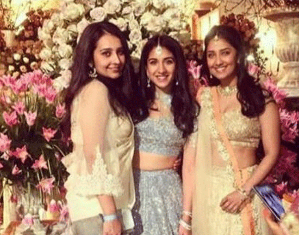 রাধিকা মার্চেন্টের পরনে ছিল সাদার উপর হিরের কাজ করা লেহঙ্গা। সঙ্গে মানানসই ওড়না।