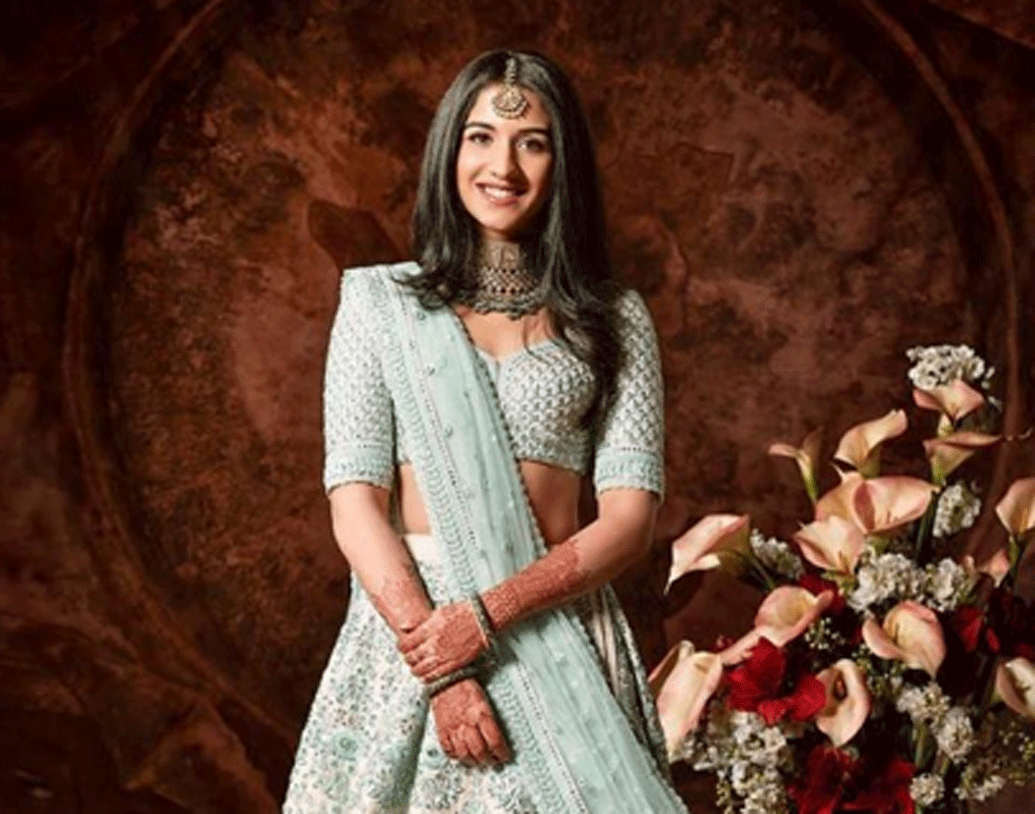 নয়নতারার বিয়ের পার্টির ছবি ইনস্টাগ্রামে শেয়ার হতেই রাধিকার পুরনো পোশাক নিয়ে চর্চা শুরু হয়ে গিয়েছে।