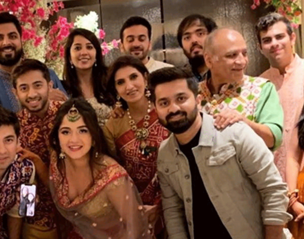 জানা গিয়েছে, রাধিকা নাকি ঈশা অম্বানীর বিয়ের অনুষ্ঠানেও এই একই পোশাক পরেছিলেন! শুধু গয়নাটাই যা আলাদা ছিল।