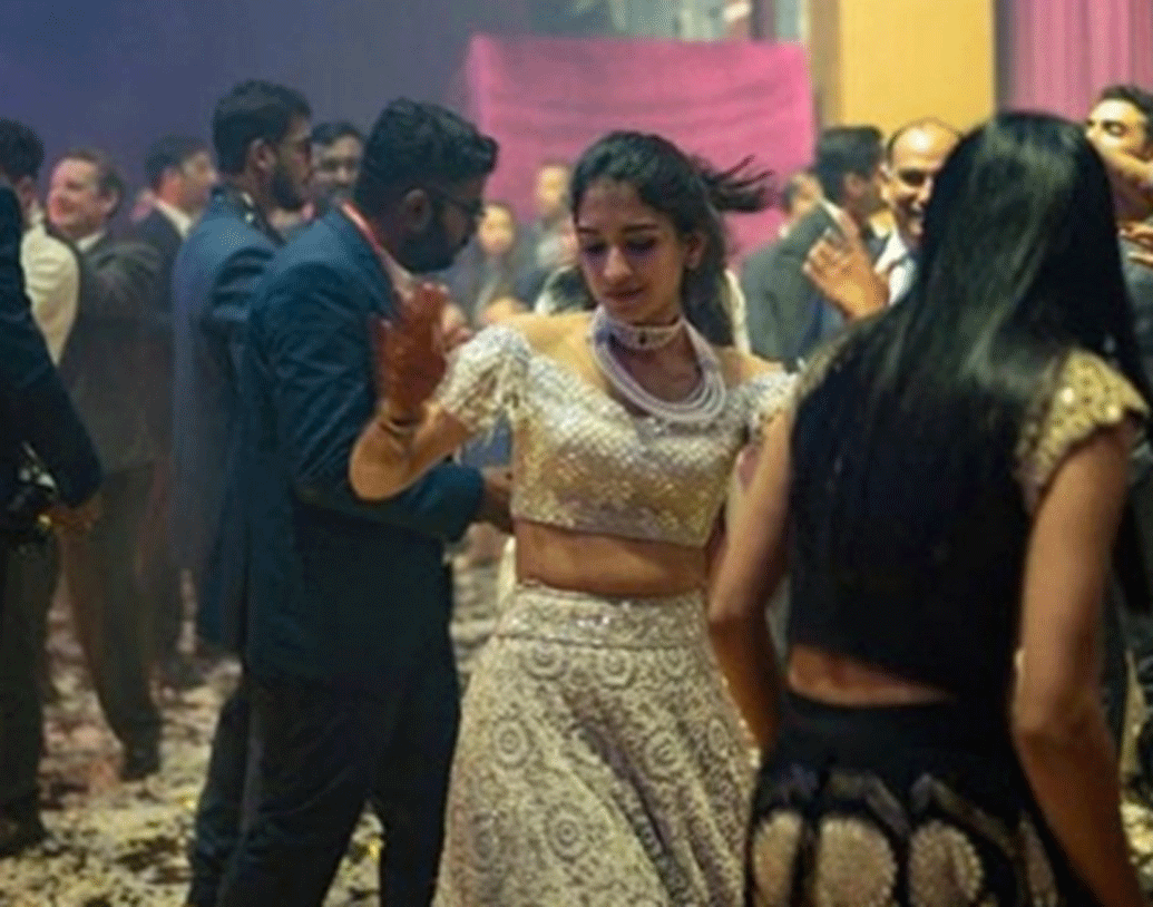 ঈশার বিয়ের অ্যালবামের এই ছবিও সে কথাই বলছে। মণীশ মলহোত্রার ডিজাইন করা লেহঙ্গা ছিল এটা।