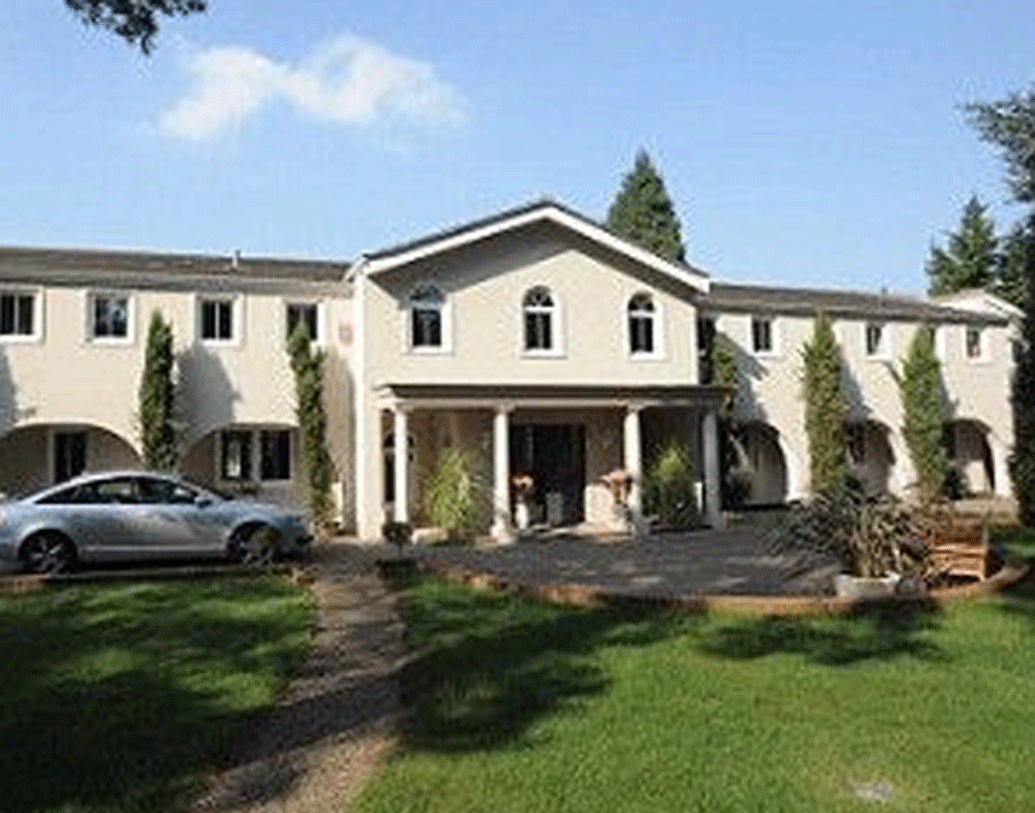 মুম্বইয়ের জুহুতে ‘হরে রাম হরে কৃষ্ণ’ মন্দিরের ঠিক পাশেই ওঁদের বাড়ি। ঐতিহ্য এবং আধুনিকতা মিলেমিশে একাকার ‘কিনারা’য়। বাড়ির অন্দরসজ্জার পুরোটাই শিল্পা নিজের হাতে করেছেন। দেশ-বিদেশ থেকে পছন্দমতো এক একটা ঘরসজ্জার জিনিস এনেছেন নিজে পছন্দ করে।