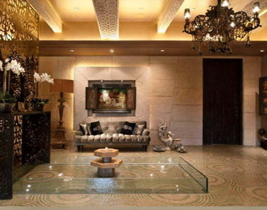 এই দরজাটাই শিল্পার স্বপ্নের বাড়ির প্রবেশদ্বার। দরজা ঠেলে ভিতরে ঢুকলেই আলাদা অনুভূতি তৈরি হবে মনে। সিলিংয়ের কারুকার্য, তার আলো, মানানসই ঝাড়বাতি, তার সঙ্গে মানানসই দেওয়ালের নকশা, সবেতেই সৌন্দর্য ঠিকরে পড়ে।