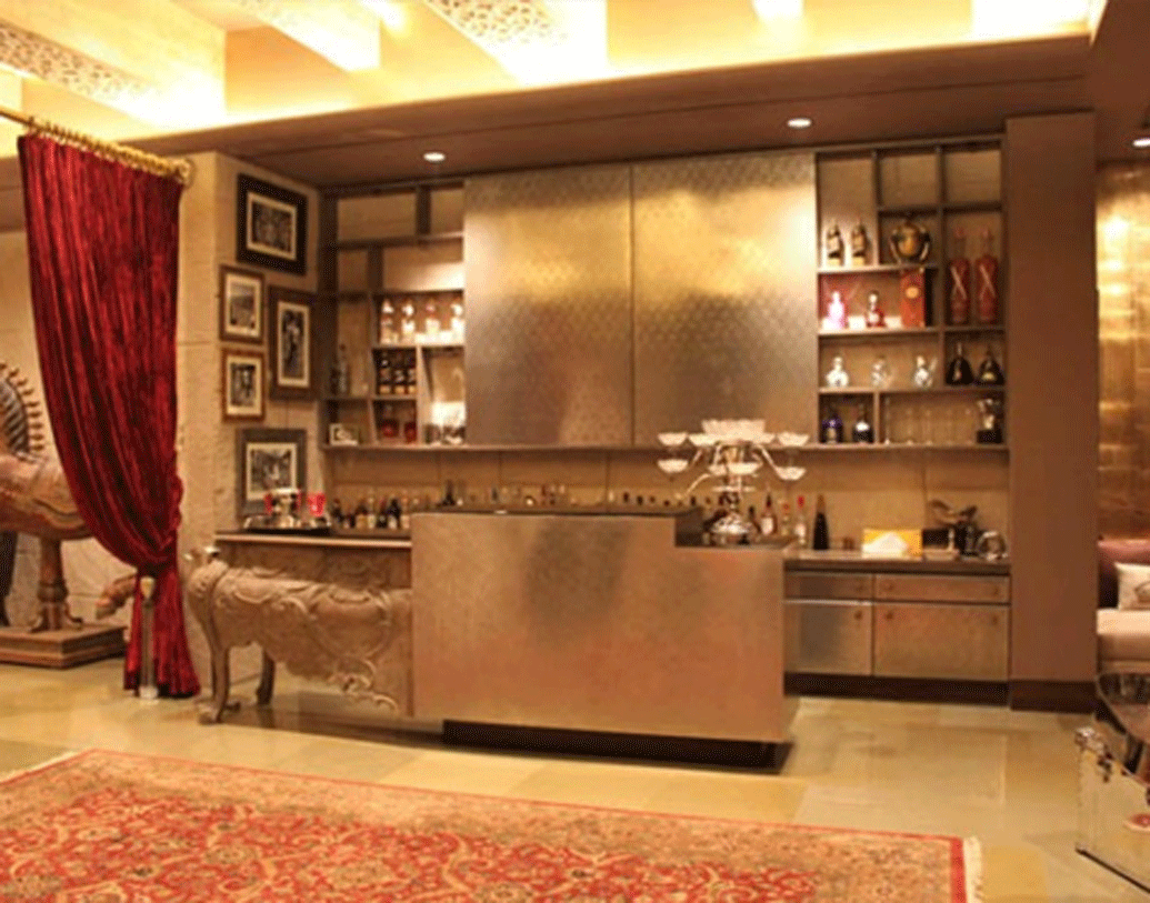 বসার ঘর থেকে শোওয়ার ঘরের দিকে যেতে হলে এই প্যাসেজই ধরতে হবে। সারা বাড়িতেই খুব হালকা রং করেছেন শিল্পা। প্যাসেজের দেওয়ালের একটা অংশ জুড়ে রয়েছে দেওয়াল আলমারি। সেই আলমারি দেশ-বিদেশ থেকে সংগ্রহ করা শো-পিস দিয়ে সাজানো।