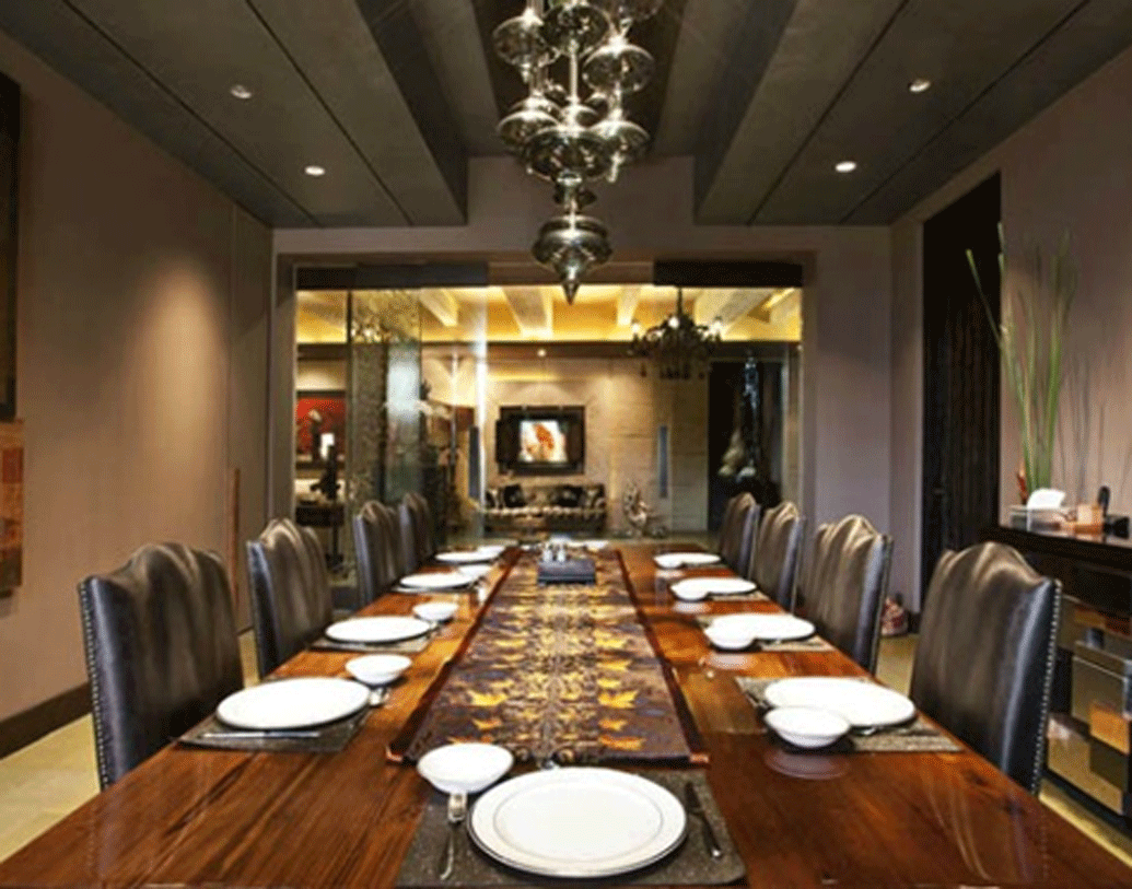 পরিবারের সদস্য সংখ্যা মাত্র তিন জন। কিন্তু অতিথিদের কথা মাথায় রেখে ডাইনিং রুম সাজানো হয়েছে। সেখানে রয়েছে বিশালাকার একটি টেবিল।