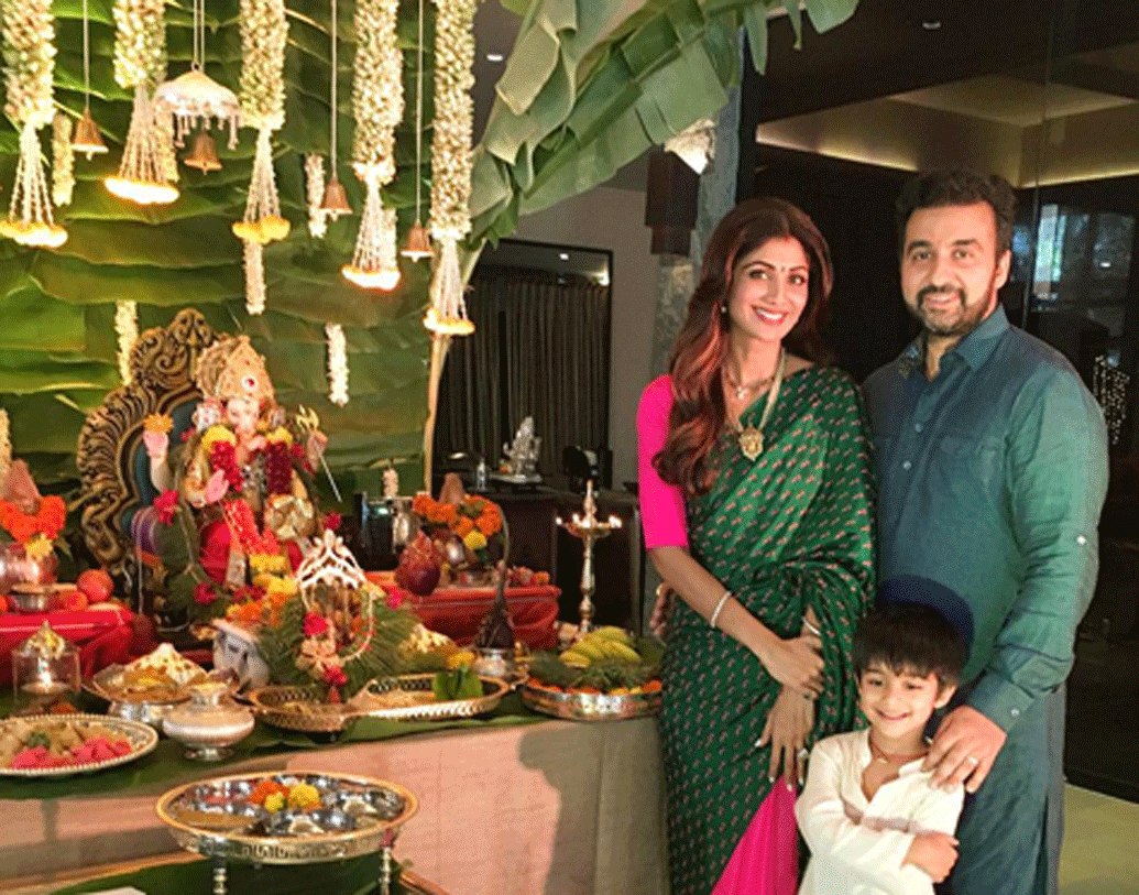 বালাজির ভক্ত শিল্পা। সে কথা মাথায় রেখে ঘরের একটা অংশে মন্দির করেছেন তিনি। শিল্পা শেট্টি গণেশেরও ভক্ত। তাই অন্দরসজ্জায় বিভিন্ন ধরনের গণেশ মূর্তি ব্যবহার করা হয়েছে।