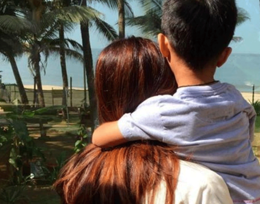 সমু্দ্রের একেবারে তীরে রয়েছে তঁদের স্বপ্নের বাড়ি। বাড়ির বাইরে এবং ভিতর— সব জায়গা থেকেই প্রাকৃতিক সৌন্দর্যকে উপভোগ করা যায়। সে কারণে পুরো বাড়িতেই বড় বড় কাচের জানলা রেখেছেন শিল্পা।