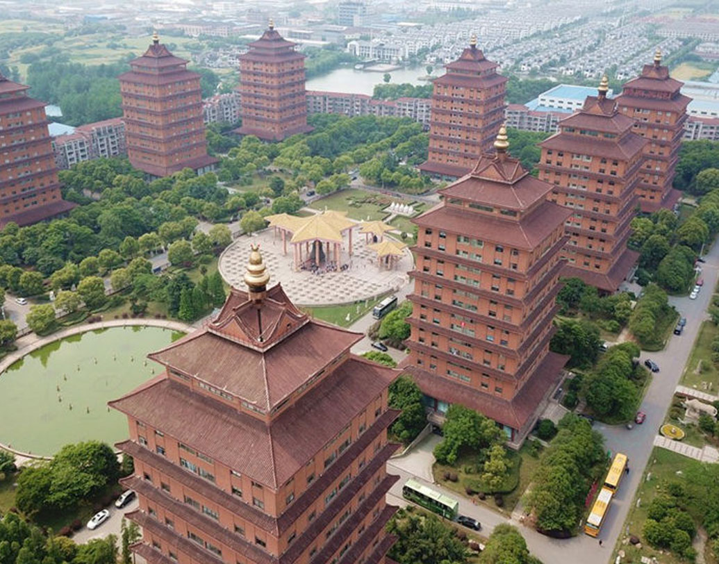 ১৯৬১ সালে গড়ে ওঠে গ্রামটি। স্থানীয়দের মতে, খেত-খামার, কাঁচা বাড়ি, রাস্তা— প্রথম দিকে আর পাঁচটা গ্রামের মতোই ছিল হুয়াক্সি। কিন্তু গ্রামটি আধুনিক রূপ পায় কমিউনিস্ট পার্টির প্রাক্তন সেক্রেটারি উ রেনবাওয়ের অক্লান্ত প্রচেষ্টায়। হুয়াক্সিকে সোশালিস্ট গ্রামের তকমা দিয়েছেন গ্রামবাসীরাই।