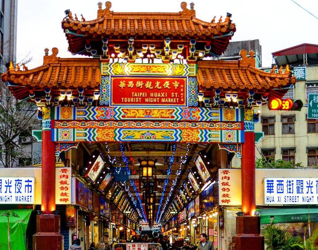 এই গ্রামে সব মিলিয়ে ২ হাজার জনের বাস। স্থানীয় প্রশাসনের পক্ষ থেকে এই গ্রামের প্রত্যেক বাসিন্দাকে বিলাসবহুল ঘর, গাড়ি এবং জীবনযাপনের সব রকম স্বাচ্ছন্দ্য, সুবিধা দেওয়া হয়। এবং এই সুবিধা পাওয়ার জন্য বাসিন্দাদের গ্যাঁটের কড়ি খরচ করতে হয় না। তবে এই সব সুবিধা ভোগ করেন শুধু গ্রামের আসল বাসিন্দারাই।