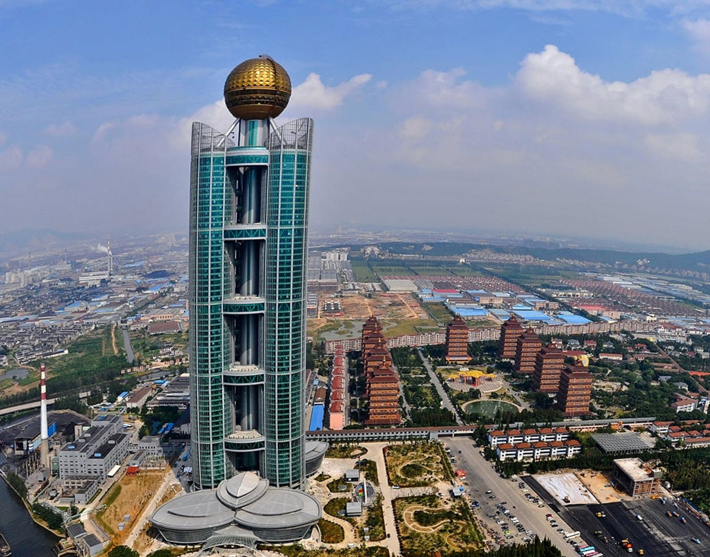 গ্রামটি এত সমৃদ্ধ যে, এখানে ৭২ তলা বহুতল রয়েছে। আছে শপিং মল এবং অত্যাধুনিক থিম পার্ক। শুধু তাই নয়, চাইলে হেলিকপ্টার পরিষেবাও সহজেই পাওয়া সম্ভব।