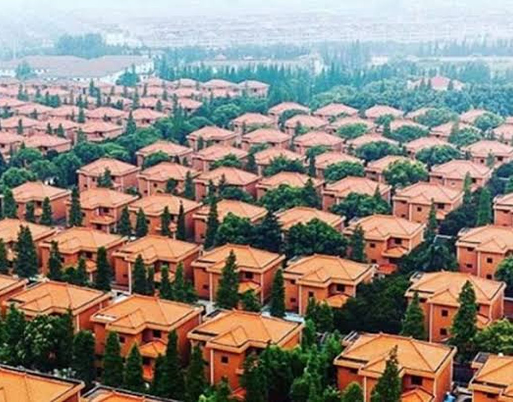 গ্রামের প্রতিটি ঘরের আকার এবং নকশা একই রকমের। বাইরে থেকে দেখে মনে হবে হাজারো হোটেল সার দিয়ে দাঁড়িয়ে রয়েছে!