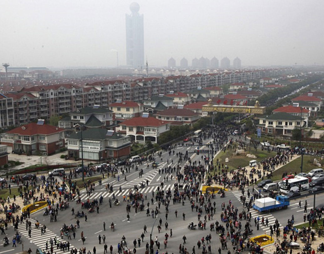 নিয়মের দিক থেকে বেশ কড়াকড়ি রয়েছে হুয়াক্সিতে। এখানে সপ্তাহে সাত দিনই কাজ করতে হয় গ্রামবাসীদের। কোনও ছুটি নেই। শুধু তাই নয়, গ্রামে জুয়া, মাদক সব নিষিদ্ধ।