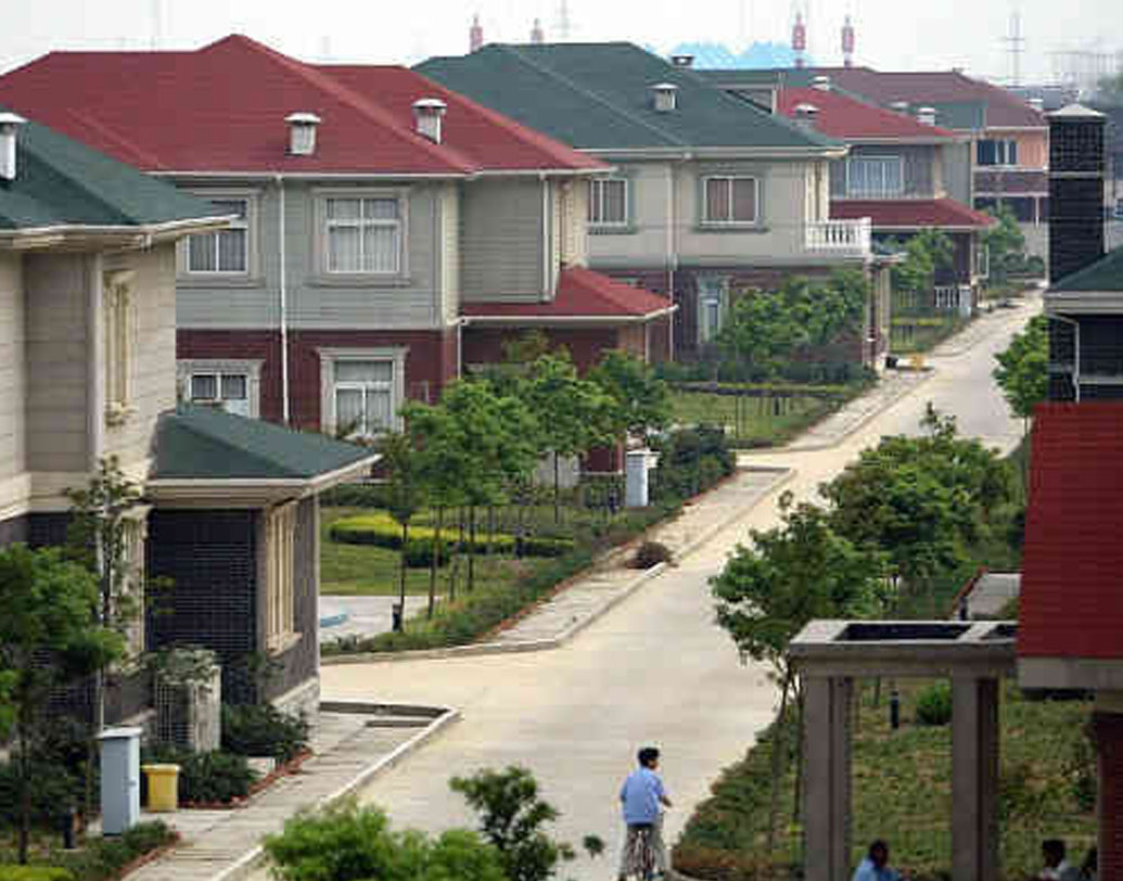 গ্রামের আরও আকর্ষণীয় যে বৈশিষ্ট তা হল, কেউ যদি এক বার এই গ্রাম ছেড়ে চলে যান, তা হলে তাঁর সমস্ত সম্পত্তি বাজেয়াপ্ত করে নেয় প্রশাসন।