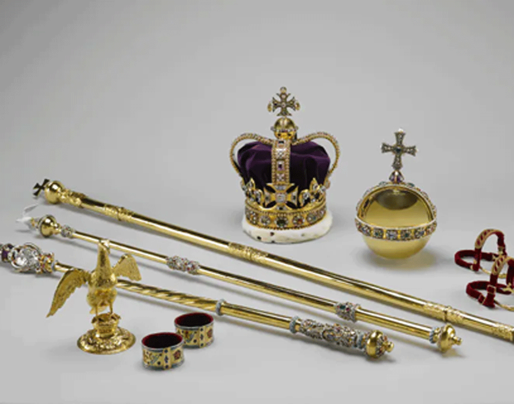 বেগুনি রঙের ভেলভেট কাপড়ে মোড়া ওই মুকুটের ওজন প্রায় আড়াই কিলোগ্রাম। বেশ ভারী হওয়ায় এই মুকুট পরে কিছু পড়ার জন্য কেউ মাথা ঝোঁকাতে পারেন না।