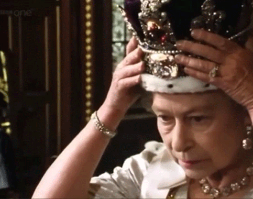 মাথা ঝোঁকালে মুকুটের ভারে ঘাড়ে লেগে যেতে পারে এবং মুকুট মাথা থেকে খুলে যেতে পারে। তাই লেখাটাকেই চোখের সমানে এনে পড়তে হয়।