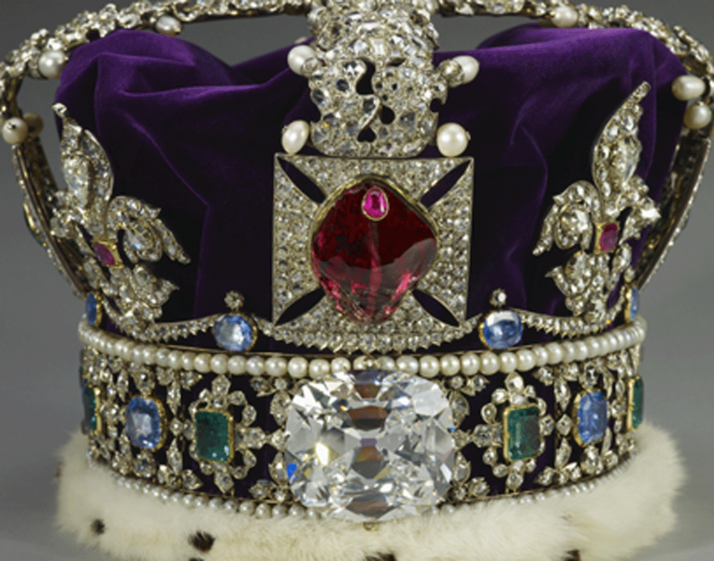 বর্তমানে বিশ্বের সবচেয়ে বড় হিরে, কালিনান এই রাজমুকুটে শোভা পায়। থমাস কালিনান দক্ষিণ আফ্রিকার খনি থেকে এই হিরে উদ্ধার করেন। সে সময় দক্ষিণ আফ্রিকায় ব্রিটিশ আধিপত্য ছিল। উদ্ধার হওয়া হিরে লুঠ করে নিয়েছিলেন সপ্তম এডওয়ার্ড।  জানা গিয়েছে, এই হিরের ন’টা টুকরো করা হয়েছে। তার মধ্যে দুটো টুকরো মুকুটে লাগানো হয়েছে। বাকি সাতটা টুকরো ব্রিটিশ রানির ব্যক্তিগত সংগ্রহশালায় শোভা পাচ্ছে।