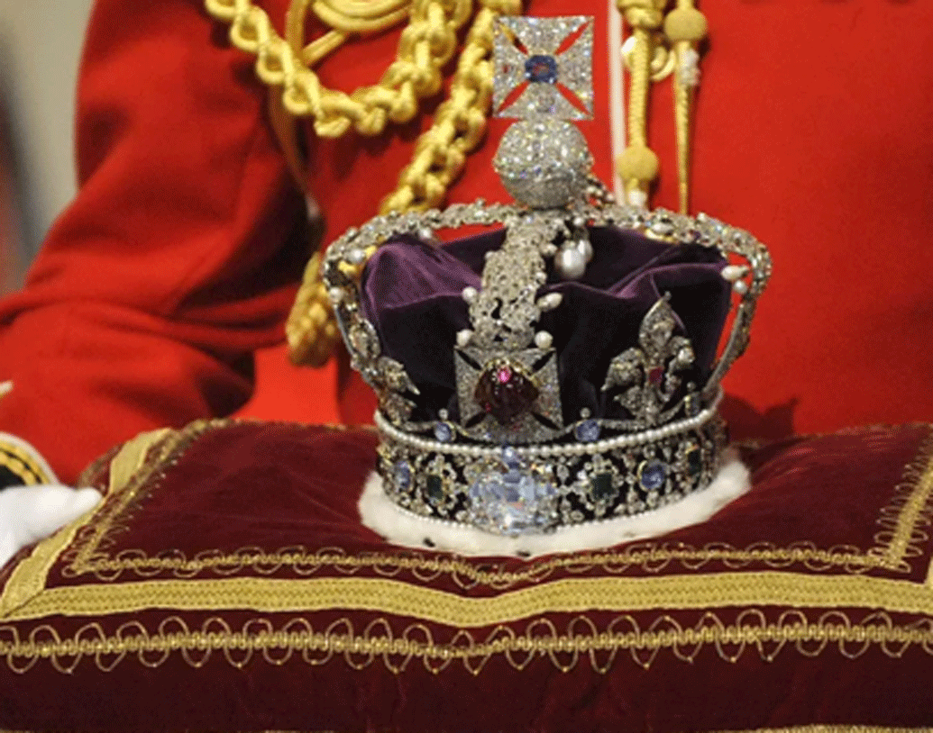 আর সব মিলিয়ে পুরো মুকুটটার মূল্য কত? মনে করা হয়, এই মুকুটের মোট মূল্য সাড়ে তিনশো কোটি ডলার! অর্থাত্ প্রায় ২৫ হাজার কোটি টাকা!