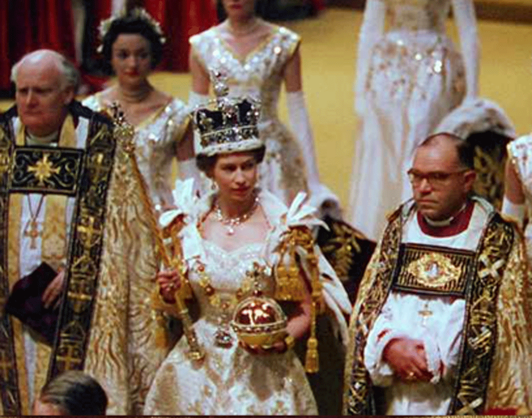 তবে প্রথমে নাকি মুকুটের মূল্যবান রত্নগুলো বিভিন্ন রাজ পরিবার থেকে ধার করা হত। প্রতিবার রাজ্যাভিষেকের সময় মূল্যবান রত্নে সেজে উঠত মুকুট। রাজ্যাভিষেকের পর তা আবার খুলে ফেলা হত।