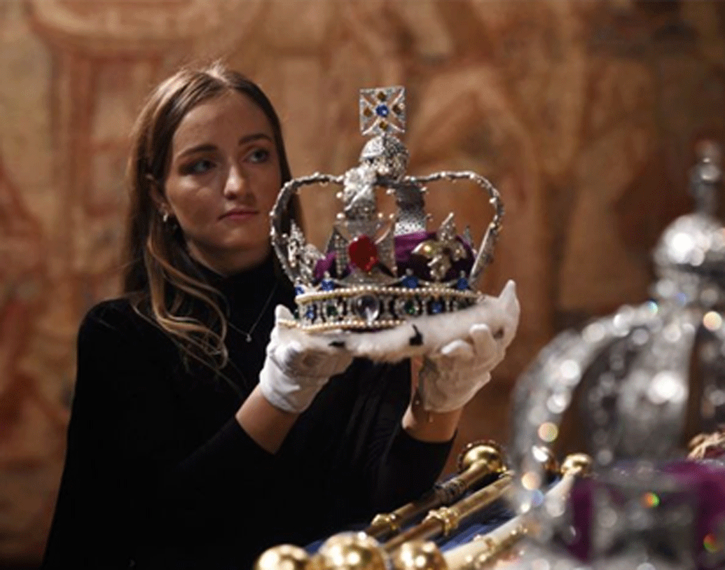 মুকুটটির প্রতিটা অংশের আলাদা মূল্য রয়েছে। এতে রয়েছে সাতটা নীলকান্ত মণি, যার মূল্য ২১ লাখ ৪২ হাজার ডলার। ভারতীয় মূল্যে যা প্রায় সাড়ে ১৫ কোটি টাকা।