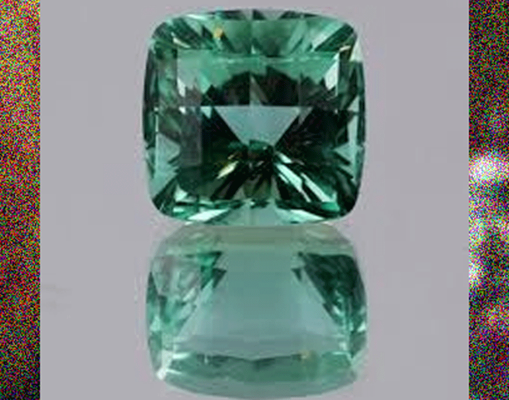 ২৬টা টুরমালিন রয়েছে মুকুটে, যার মূল্য প্রায় সাড়ে তিন হাজার ডলার, অর্থাত্ প্রায় আড়াই কোটি টাকা।