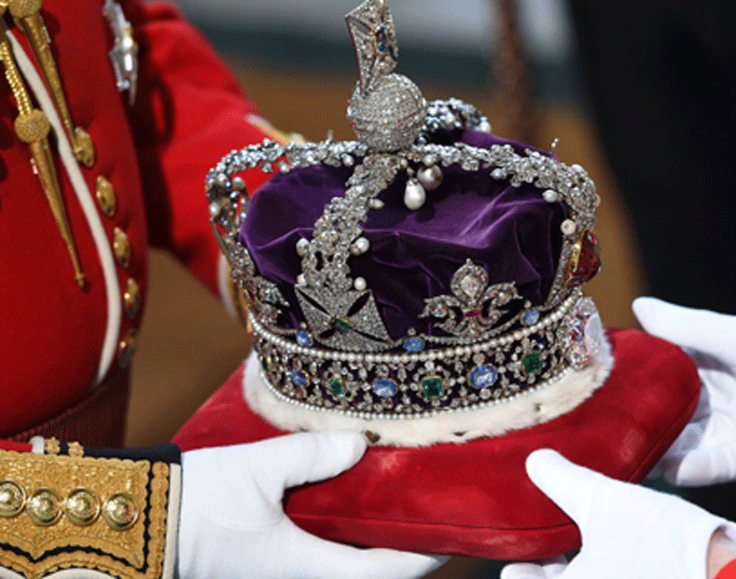 এই মুকুটের সবচেয়ে কম দামি অংশ কোনটা জানেন? বেগুনি রঙের ভেলভেট কাপড়টি। ঐতিহাসিক মূল্য যুক্ত এই কাপড়ের দাম মোটামুটি ৩ ডলার।