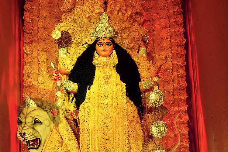জগজ্জননী: আজ মহাষষ্ঠী। চন্দননগরের বোড়োকালীতলা সর্বজনীনের প্রতিমা। ছবি: তাপস ঘোষ