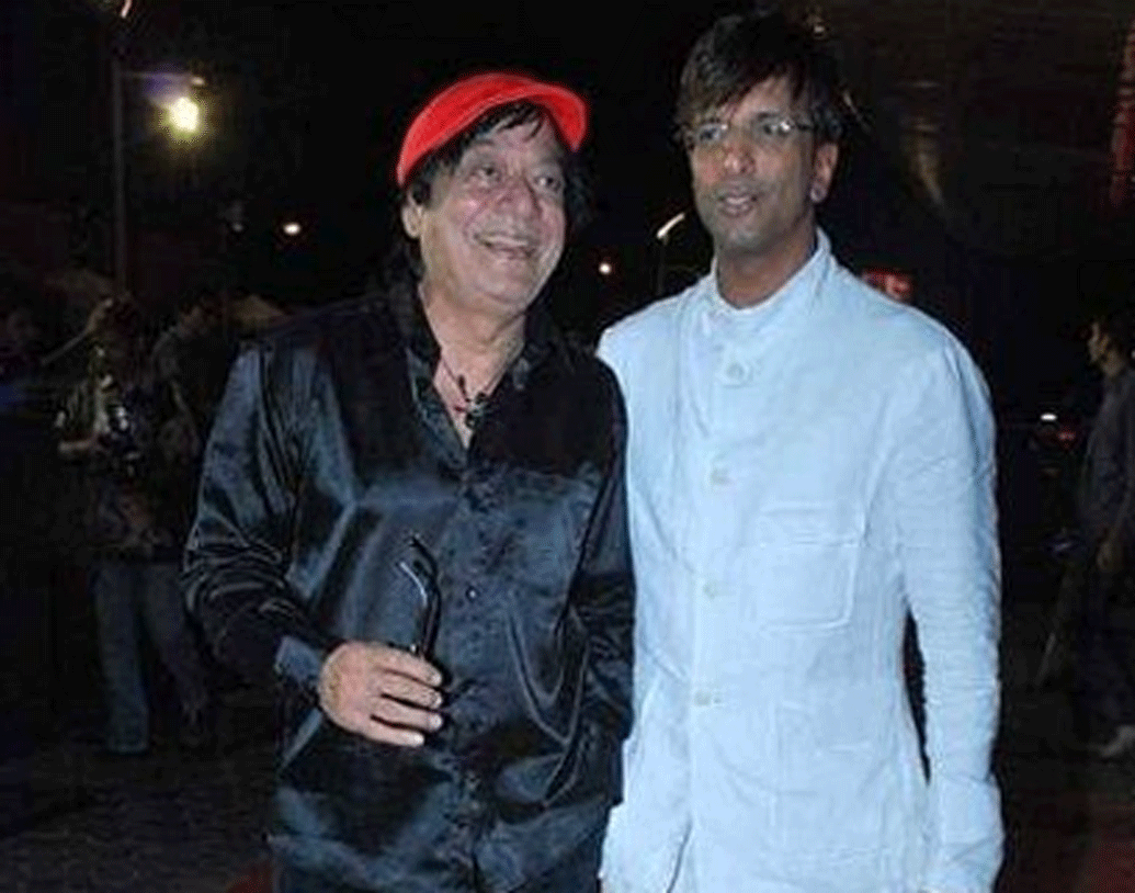 ১৯৯০ সালে ইন্ডাস্ট্রি তাঁর আরও একটা গুণের কথা জানতে পারে। বাবা জগদীপের মতো তিনিও যে একজন অত্যন্ত ভাল কমেডিয়ান, তা প্রকাশ পায়। তাঁর শো ‘ভিডিয়োকন ফ্ল্যাশব্যাক’ তাঁর একটা আলাদা ভক্তমহল তৈরি করে দেয়।