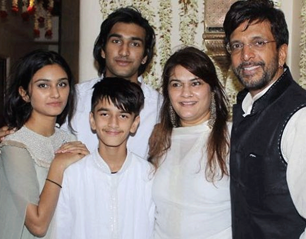 ১৯৯১ সালে হাবিবার সঙ্গে বিয়ে হয় জাভেদের। তাঁদের তিন সন্তান, দুই ছেলে এক মেয়ে। মেয়ে আলাভিয়াকে বলি ইন্ডাস্ট্রি ইনোসেন্ট বিউটি বলে চেনে। শোনা যাচ্ছে, খুব তাড়াতাড়ি সিনেমায় নামতে চলেছেন আলাভিয়া।