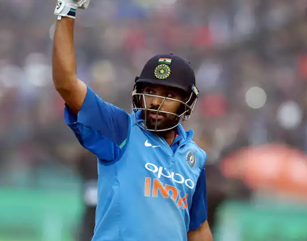 রোহিত শর্মা: হিটম্যান রয়েছেন দুরন্ত ছন্দে। সদ্য টেস্ট ওপেনার হিসেবে নিজেক প্রতিষ্ঠা করেছেন মুম্বইকর। চার ইনিংসে করেছেন ৫২৯ রান। সেই ছন্দ বজায় রাখলে বাংলাদেশের বোলারদের রবিবার নয়াদিল্লিতে অসহায় দেখাতেই পারে। তবে বিশ্বকাপের পর কুড়ি ওভারের ফরম্যাটে খুব একটা দাপট দেখাতে পারেননি তিনি।