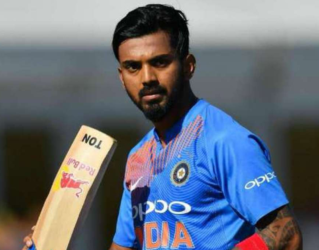 লোকেশ রাহুল: বিরাট কোহালি বিশ্রামে। ফলে তিন নম্বরে খেলতেই পারেন লোকেশ রাহুল। বিশ্বকাপে ওপেনার হিসেবে খারাপ খেলেননি। এই ফরম্যাটে তিনি আবার দুর্দান্ত সফল। আইপিএলেও যথেষ্ট ধারাবাহিক। ফলে, তাঁকে অহেতুক স্কোয়াডে বসিয়ে রাখা বোকামিই হবে।