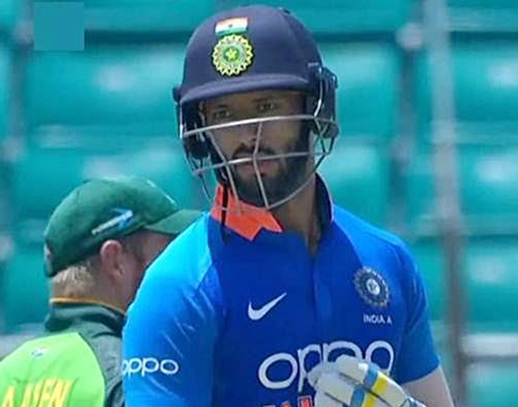 শিবম দুবে: হার্দিক পাণ্ড্য এখনও চোট সারিয়ে সেরে উঠতে পারেননি। এই অবস্থায় মারকুটে অলরাউন্ডার হিসেবে অভিষেক হতে চলেছে শিবম দুবের। ২৬ বছর বয়সি শিবম হার্ডহিটার। জোরে শট মারার ক্ষমতার জন্য নজরে পড়েছেন তিনি। বাঁ-হাতি ব্যাটসম্যান হলেও শিবম বল করেন ডান হাতে।