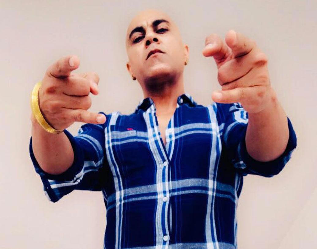 স্টেজ পারফর্ম্যান্সে তাঁর চাহিদা বাড়তে থাকার পাশাপাশি টেলিভিশনের বিখ্যাত মিউজিক সো ‘সুপারহিট মুকাবিলা’-র সঞ্চালনায় দায়িত্বও তাঁর উপর বর্তায়। গানের জগতের পাশে এই সঞ্চালনার জগতেও তাঁর নামডাক হতে শুরু করে।