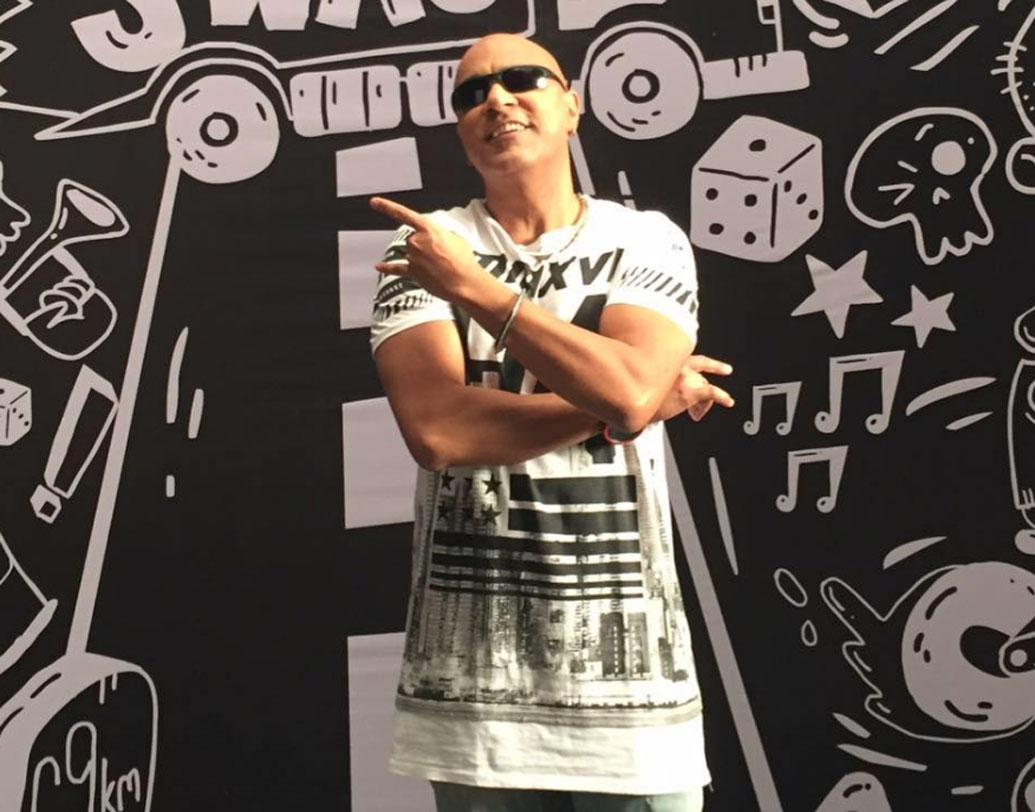 তবে বাবা সেহগল এ বার আর শুধুই গানের জগতে আটকে থাকলেন না। ১৯৯৮ সালে তাঁর কাছে এল অভিনয়ের অফার। প্রথমে কুণ্ঠিত থাকলেও বলিউডে ‘মিস্টার ৪২০’-তে শিবা আকাশদীপের সঙ্গে তাঁর ডেবিউ সেরেই ফেললেন বাবা সেহগল। এই ছবিতে প্লে ব্যাকও করেন তিনি।