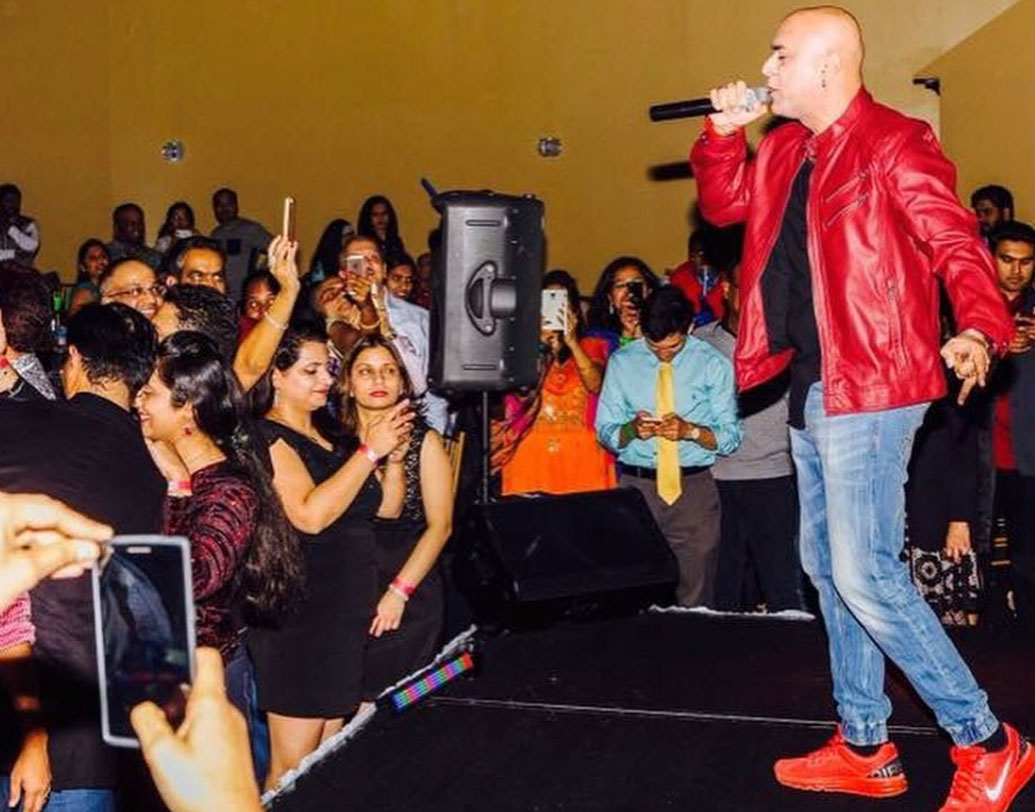 ২০০১-২০০৫ পর্যন্ত নিউ ইয়র্কে কাটিয়ে মুম্বই ফিরেই তখনকার লেখা গান নিয়ে বার করলেন তাঁর ২২তম অ্যালবাম ‘ওয়েলকাম টু মুম্বই’। আবারও হিট। ২০০৬-এ জনপ্রিয় রিয়েলিটি শো ‘বিগ বস’-এ অংশ নেন তিনি।