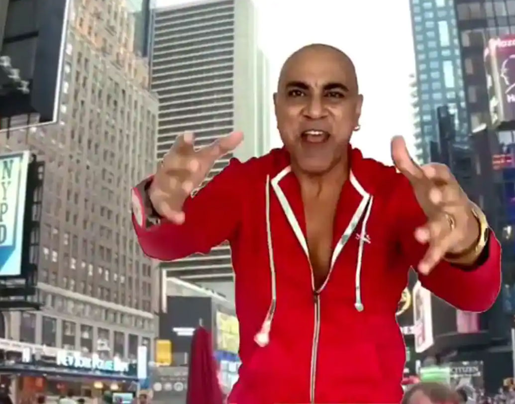 ডোনাল্ড ট্রাম্পের ভোটে দাঁড়ানো নিয়ে তাঁকে সমর্থন করে ‘ট্রাম্প কা ম্যানিয়া’ গেয়ে রাজনৈতিক আলোচনায় চলে আসেন বাবা সেহগল। সমালোচনারও শিকার হন। বর্তমানে নিজের গানগুলোকে এক জায়গায় করতে একটি ইউটিউব চ্যানেল তৈরি করেছেন তিনি। সেখানে অন্যান্য গানের সঙ্গে মুম্বইয়ের জনজীবন নিয়ে ডার্ক হিপ হপ ‘মুম্বই সিটি’ গানটি খুবই জনপ্রিয়।