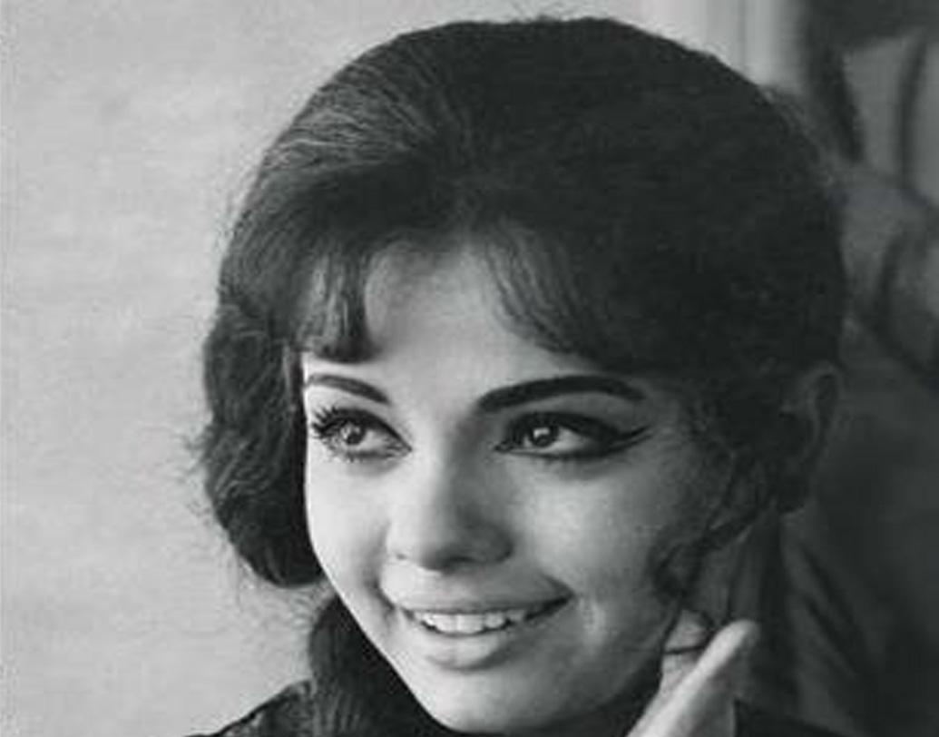 পরিচিতির সঙ্গে বাড়তে থাকে ছবির সুযোগ। তবে প্রথম দিকে সন্তুষ্ট থাকতে হয়েছে ছোট ব্যানারের ছবি নিয়েই। কুস্তিগীর দারা সিংহের সঙ্গে তিনি অভিনয় করেছিলেন ‘ডাকু মঙ্গল সিংহ’-সহ মোট ১৬টি ছবিতে। এর পর তাঁর গায়ে ‘স্টান্টছবির নায়িকা’-র তকমা লেগে গিয়েছিল। শোনা যায়, সে সময় ছবিতে দারা সিংহের পারিশ্রমিক ছিল সাড়ে চার লাখ টাকা। মুমতাজ পেয়েছিলেন আড়াই লাখ টাকা।