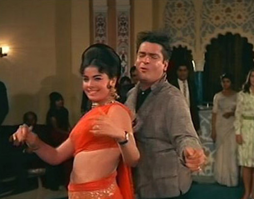 ‘ব্রহ্মচারী’ ছবিতে সুপারহিট শাম্মি কপূর-মুমতাজ অন স্ক্রিন রসায়ন। শোনা যায়, শাম্মি কপূর বিয়ে করতে চেয়েছিলেন মুমতাজকে। কিন্তু শর্ত ছিল, অভিনয় ছাড়তে হবে। কিন্তু কেরিয়ার অকালে বিসর্জন দিয়ে কপূর পরিবারের বধূ হতে চাননি মুমতাজ। এমনকি, ধর্মেন্দ্রর সঙ্গেও তাঁর প্রেমের গুঞ্জন শোনা যায় ইন্ডাস্ট্রিতে।