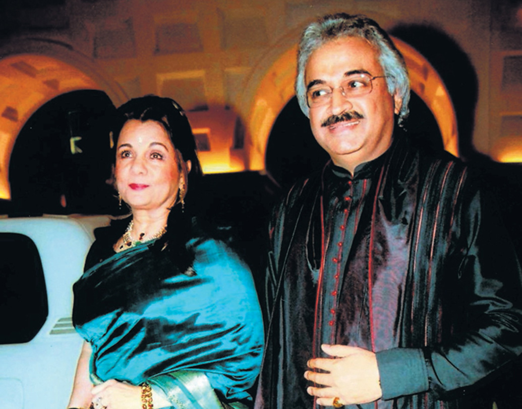 ১৯৭৪ সালে মুমতাজ বিয়ে করেন শিল্পপতি ময়ূর মাধবানিকে। তাঁদের দুই মেয়ে, তন্যা ও নাতাশা। তাঁদের মধ্যে নাতাশা বিয়ে করেছেন ফিরোজ খানের ছেলে ফারদিন খানকে।