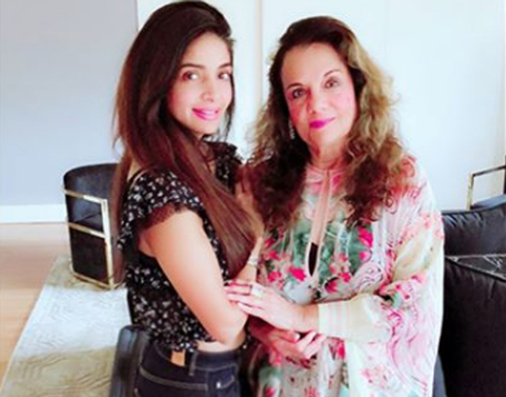 বিয়ের পর থেকেই মুমতাজ প্রবাসী। ফিরে আসেননি অভিনয়েও। ইন্ডাস্ট্রি থেকে বহু দূরে তিনি দিব্যি আছেন নিজের সংসার নিয়ে। কিছু দিন আগে রটেছিল তাঁর মৃত্যুর গুজব। পরে মেয়ে তন্যা টুইট করে জানান, মুমতাজ তাঁর সঙ্গে লন্ডনে আছেন, ভাল আছেন।