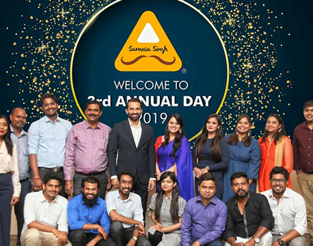 সংসার, চাকরি— সব ঠিকঠাকই চলছিল। কিন্তু শিখরের মনের কোণে সেই শিঙাড়া কিয়স্ক রয়ে গিয়েছিল। প্রায়ই দু’জনের মধ্যে এটা নিয়ে কথা হত। এর অনেক বছর পর, ২০১৫ সালে অবশেষে দু’জনে ব্যবসাটা শুরু করার সিদ্ধান্ত নিয়ে ফেলেন।