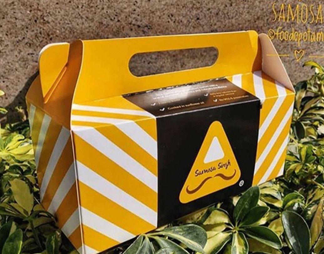 শিখর তার পরদিনই চাকরি থেকে ইস্তফা দেন আর নিধি কোম্পানিতে কথা বলে ওয়ার্ক ফ্রম হোম-এর ব্যবস্থা করে ফেলেন। প্রথমে বেঙ্গালুরুতে ফ্ল্যাটের কাছেই ছোট একটা ঘর ভাড়া নিয়ে শিঙাড়া বিক্রি শুরু করেন তাঁরা। রাঁধুনিও রেখেছিলেন। কিয়স্কের নাম হয় ‘সামোসা সিংহ’।