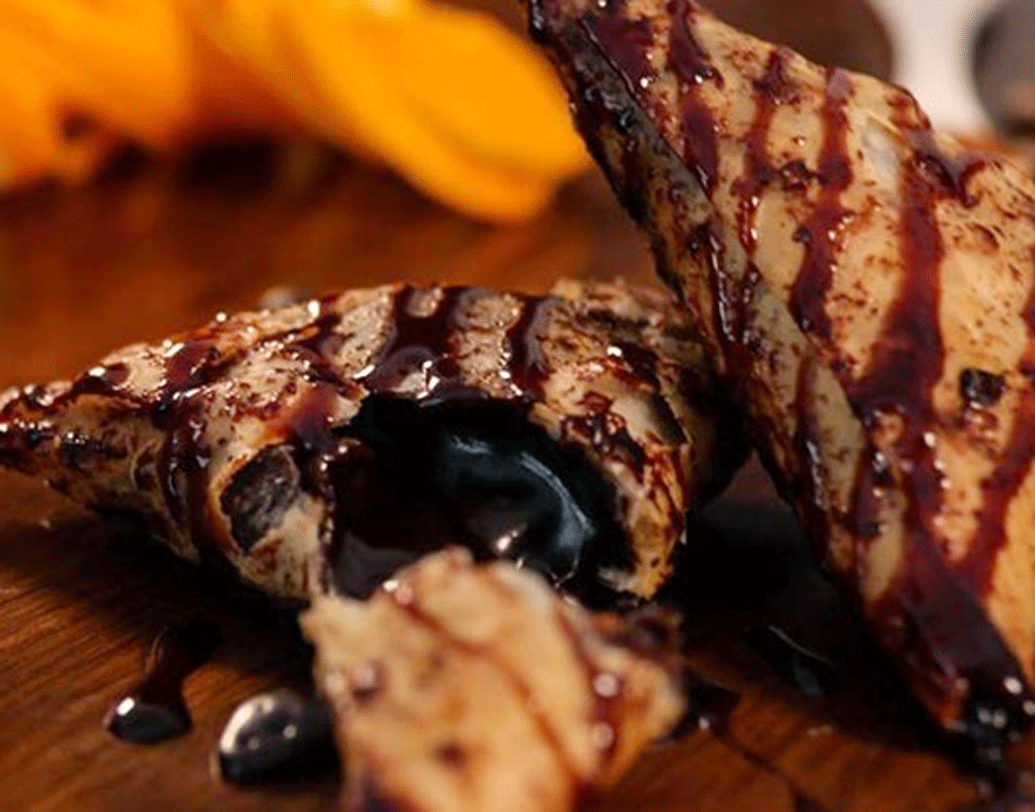 নিধি-শিখর দু’জনেই স্বাস্থ্যকর দিকটা নজর রেখেছিলেন প্রথম থেকেই। শিঙাড়া খেলে যেন আঙুলে তেল লেগে না থাকে, সে দিকে বিশেষ নজর ছিল তাঁদের। দামটাও বেশ কম রেখেছিলেন তাঁরা। ২০ টাকায় দুটো আলু শিঙাড়া আর ৫৫ টাকায় দু’টো অর্থাত্ এক প্লেট চিকেন মাখানি শিঙাড়া। এ ছাড়া চকোলেট শিঙাড়াও বিক্রি শুরু করেন তাঁরা। পাশাপাশি হোম ডেলিভারিও চলছিল।