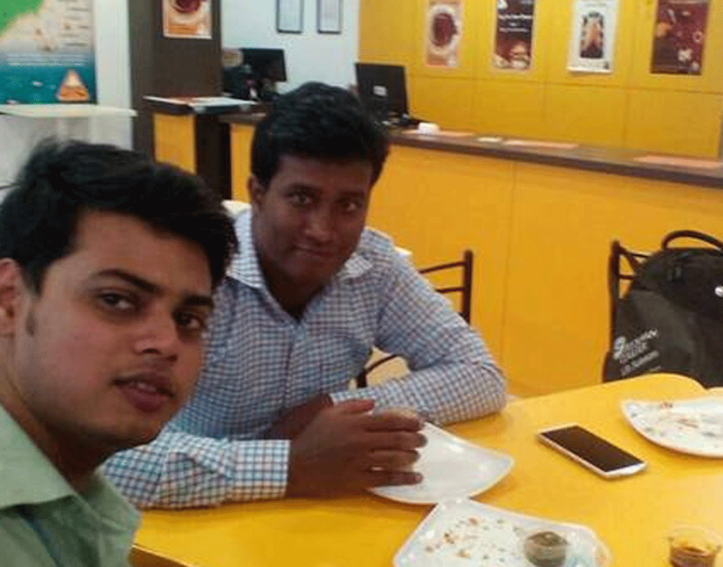 ক্রমে দিনে তাঁদের ৫০০টা করে শিঙাড়া বিক্রি হচ্ছিল। কিন্তু এ বার আরও বড় কিছু করার সময় এসে গিয়েছিল। নিধি এবং শিখর কর্পোরেট কোম্পানিগুলোর সঙ্গে কথা বলা শুরু করেন। জার্মানির ইঞ্জিনিয়ারিং জায়ান্ট ‘দ্য কোম্পানি’ তাঁদের প্রস্তাবে রাজি হয়ে যায়। ৮ হাজার শিঙাড়ার অর্ডার দেয় তারা।