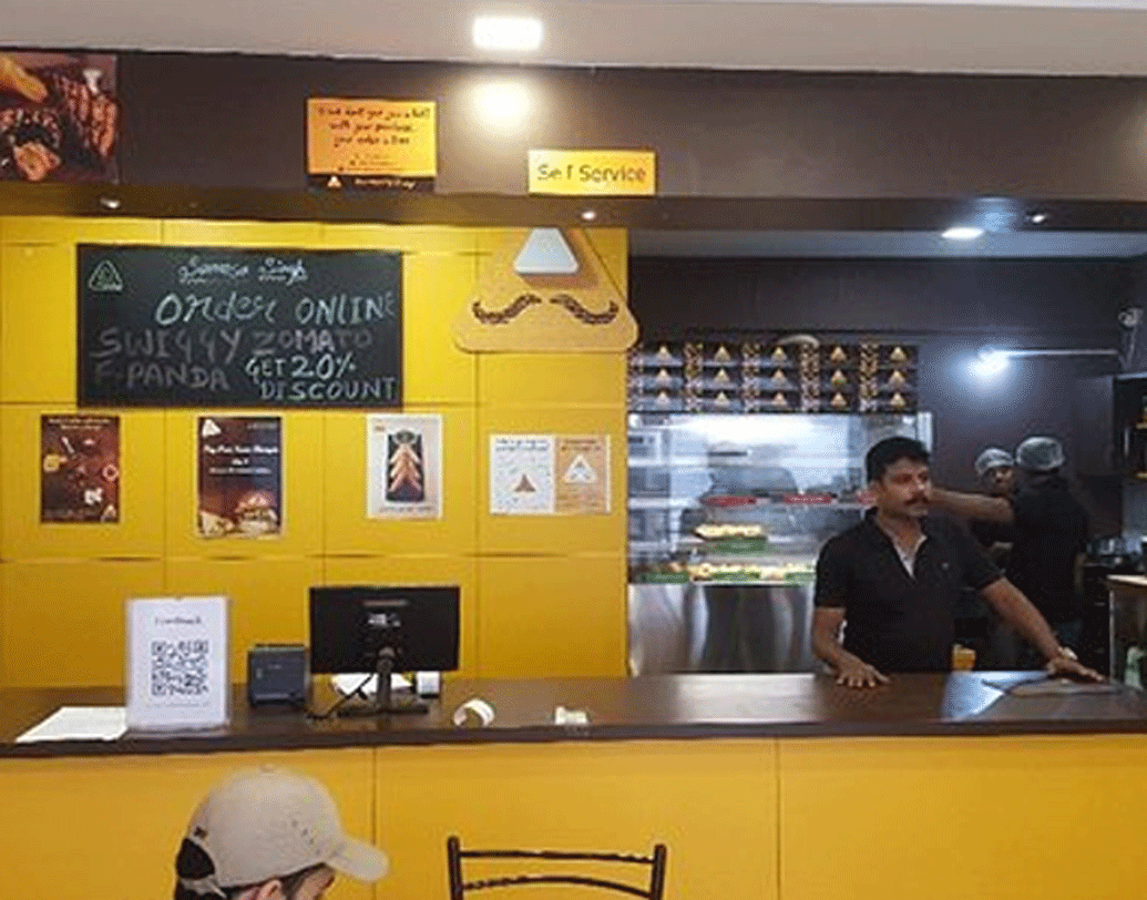 বর্তমানে দিনে ১০ হাজার শিঙাড়া তৈরি করে ‘সামোসা সিংহ’।  সমস্ত আউটলেটে ফ্রোজেন সিঙাড়া চলে যায় রান্নাঘর থেকে। গ্রাহককে সরাসরি গরম গরম ভেজে দেওয়া হয়।