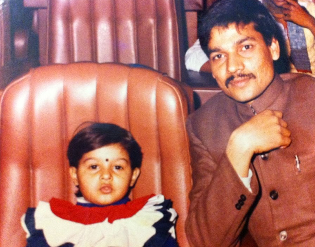 দিল্লির এক রাজপুত পরিবারে সুনিধির জন্ম ১৯৮৩-র ১৪ অগস্ট। তাঁদের পরিবার আদতে উত্তরপ্রদেশের। নিধির বাবা দুষ্মন্তকুমার চৌহান ছিলেন নাট্যব্যক্তিত্ব। মা গৃহবধূ। দু’জনেই উৎসাহ দিতেন মেয়েকে। মাত্র চার বছর বয়সে জলসায় গান গাইতে শুরু করে নিধি।