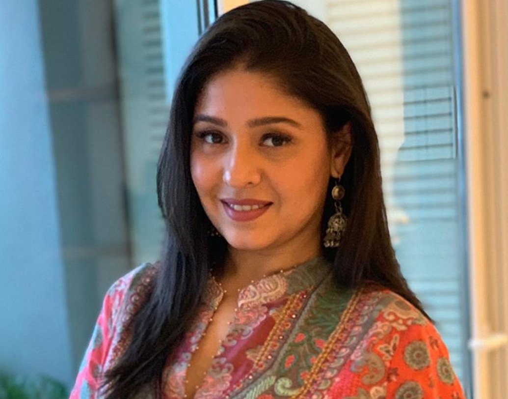 মেয়ের কেরিয়ারের জন্য দিল্লি থেকে মুম্বই চলে আসে চৌহান পরিবার। নতুন শহরে শুরুর দিকে চলার পথ খুব মসৃণ ছিল না। অর্থকষ্টে পড়তে হয়েছিল পরিবারকে। সে সময়ে সংসারের হাল ধরেছিলেন কিশোরী সুনিধি। কল্যাণজি আনন্দজি-র গ্রুপে শিশুশিল্পী হিসেবে গান গাইতেন। ‘লিটল ওয়ান্ডার্স’ ট্রুপে তিনি ছিলেন শিশুশিল্পী। এরপর জলসায় সুযোগ আসতে দেরি হয়নি। তবে সুনিধির বাবার ইচ্ছে ছিল, মেয়ে প্লেব্যাক করুক।