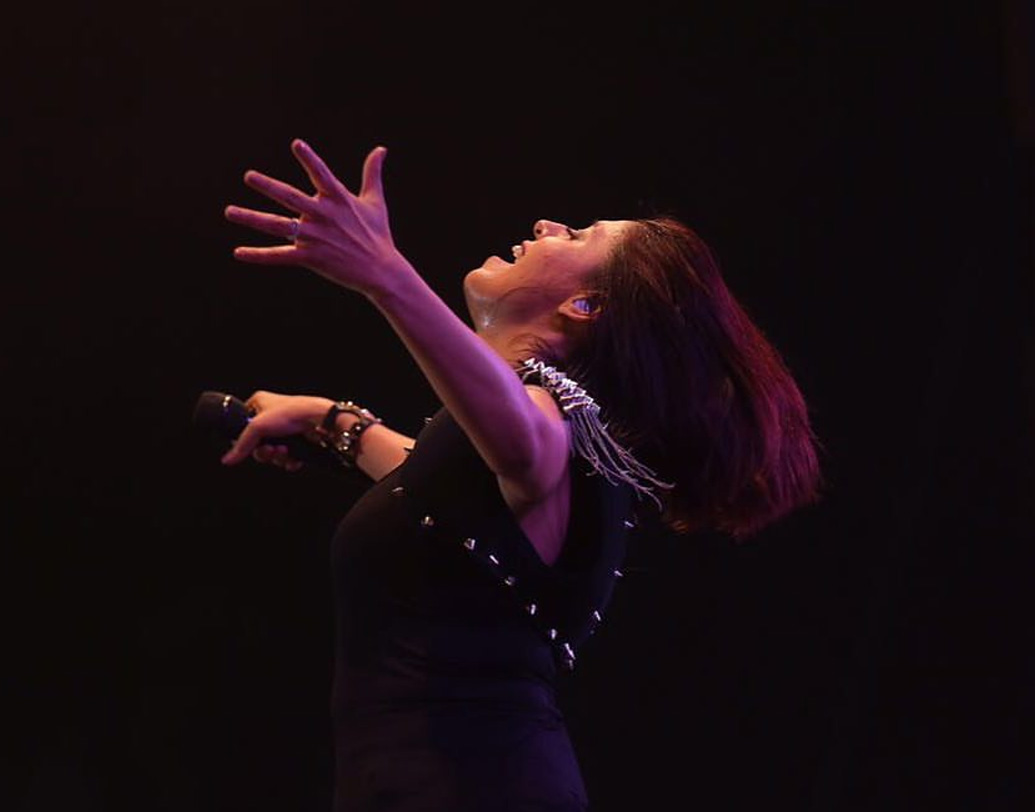 ১৯৯৫ সালে ফিল্মফেয়ার পুরস্কারের মঞ্চে গান করেন সুনিধি। তাঁর গান শুনে আদেশ শ্রীবাস্তব তাঁকে ‘শাস্ত্র’ ছবিতে প্লেব্যাকের সুযোগ দেন। মেরি আওয়াজ শুনো-তে চ্যাম্পিয়ন হওয়ার পরে সুনিধির কাছে প্লেব্যাকের সুযোগ আসতে থাকে। নয়ের দশকের শেষ দিকে বলিউডে সুনিধি-যুগের সূচনা। তাঁর গলায় ‘মস্ত’ ছবির ‘রুকি রুকি সি’, ‘মিশন কাশ্মীর’-এর ‘বুমরো’ এবং ‘ফিজা’-র ‘মেহবুব মেরে’ তুমুল জনপ্রিয় হয়।